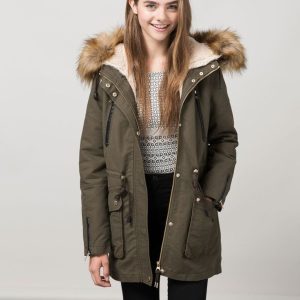Fardo de parkas de mujer premium
